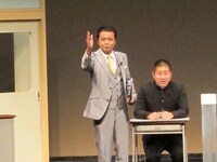 大喜利コーナーの司会を務める中山秀征。