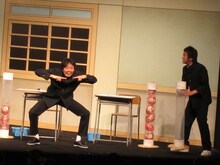 堀内のムチャぶりにより、カニをやらされるアンガールズ田中。