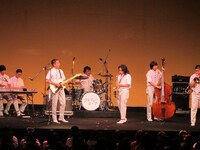 クレイジーラッツの演奏。