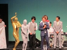 エンディングに突如登場した怪しげな2人。「金です」「銀です」「2人合わせてZEN」です。と自己紹介。