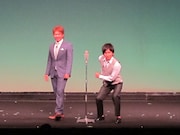 コア。「盛り上がってるか！」とトップバッターらしく盛り上げた。牛丼屋のネタのはずが、「カレー屋」というフレーズも。