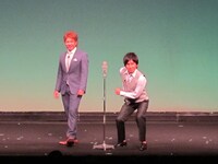 コア。「盛り上がってるか！」とトップバッターらしく盛り上げた。牛丼屋のネタのはずが、「カレー屋」というフレーズも。