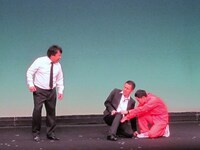 我が家。杉山演じる刑事のもとに坪倉演じる新人刑事が登場。そのノリに納得がいかない杉山だが、そこに訪れた救急隊員・谷田部のノリにもついていけない。