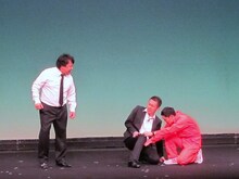 我が家。杉山演じる刑事のもとに坪倉演じる新人刑事が登場。そのノリに納得がいかない杉山だが、そこに訪れた救急隊員・谷田部のノリにもついていけない。