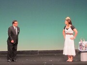 Wエンジン。遠くに旅立つ生徒を見送りに来た先生。音楽にのせて先生のせつない思いが交錯する。