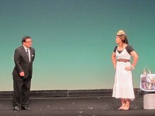 Wエンジン。遠くに旅立つ生徒を見送りに来た先生。音楽にのせて先生のせつない思いが交錯する。