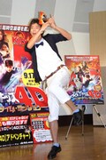 「ラブ注入」ダンスの特別版を披露した楽しんご。
