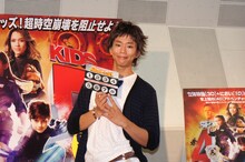 こすると香りが飛び出す「4D ミッションカード」を手にする楽しんご。