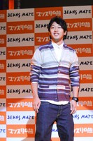 「ジーンズが似合う芸人ランキング」1位のライセンス井本。このコーディネートは「マンスリーよしもとPLUS」10月号にも掲載されている。