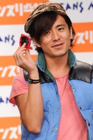 メガネの収納方法を実演してみせたオリエンタルラジオ藤森。