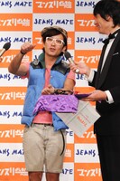 「白のメガネはロケ用」と話すオリエンタルラジオ藤森（左）。