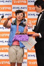 「白のメガネはロケ用」と話すオリエンタルラジオ藤森（左）。