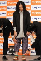 大吉から「この色合いは仏壇まわりでしか見ない」とコーディネートをイジられていたピース又吉（中央）。