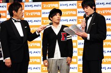 アームストロング栗山（中央）とMCの博多華丸・大吉。