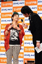 この日のファッションについて「全部で1万円かかってない」と明かしたアジアン馬場園（左）。