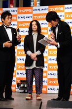 「よしもとオシャレ芸人ランキング2011」1位にも、終始はにかんでいたピース又吉（中央）。