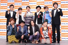「よしもとオシャレ芸人ランキング2011 大発表会」に登場したオシャレ芸人たちと、イベントでMCを務めた博多華丸・大吉。
