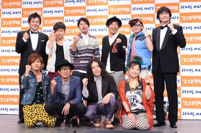 「よしもとオシャレ芸人ランキング2011 大発表会」に登場したオシャレ芸人たちと、イベントでMCを務めた博多華丸・大吉。