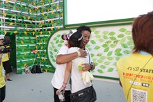 30日間で5万361人、47日間で6万6803人とハグしたトミドコロ。さらにハグした人数×10円の、66万8030円を東日本大震災被災地に寄付した。(c)フジテレビ