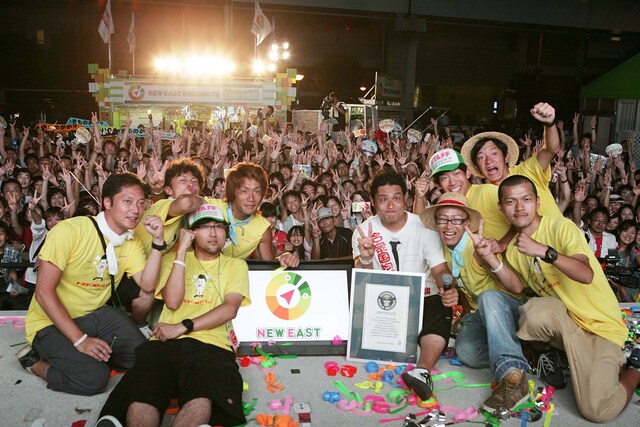 「お台場合衆国2011～ぼくらがNIPPON応援団！～」の企画「トミドコロの夏ハグ～日本をひとつに、抱きしめ大作戦～」で、見事にギネス達成したトミドコロ。(c)フジテレビ