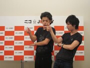 「ジョジョの奇妙な冒険」のコスプレをするとしたら、と実演してみる2人。