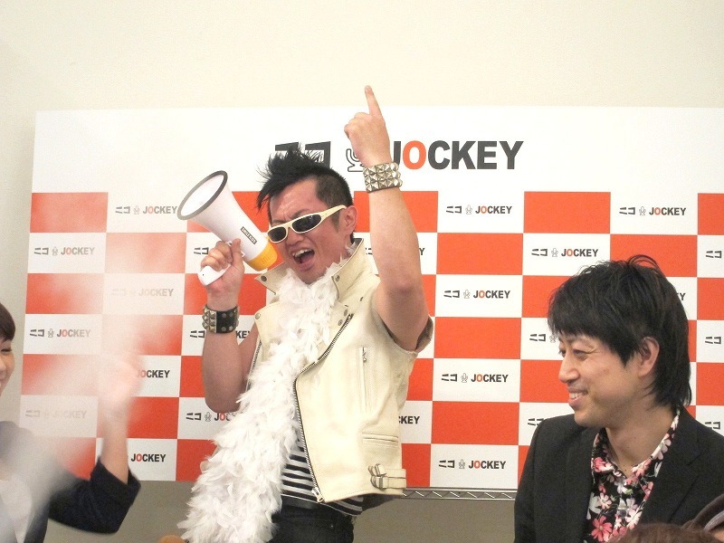 「オフクロックから小遣いもらって、その額を嫁にごまかしている」と告白した池田。現在娘もサンミュージックに在籍。