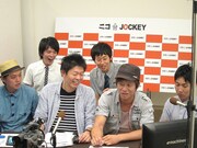 「特報！しまスポ」に出演した島田秀平、ななめ45°、スカイラブハリケーン。この日はアニメやマンガに関する噂を披露。島田は深すぎる話や、ほかの芸人が出した話へのうんちくなど圧倒的な知識を披露。