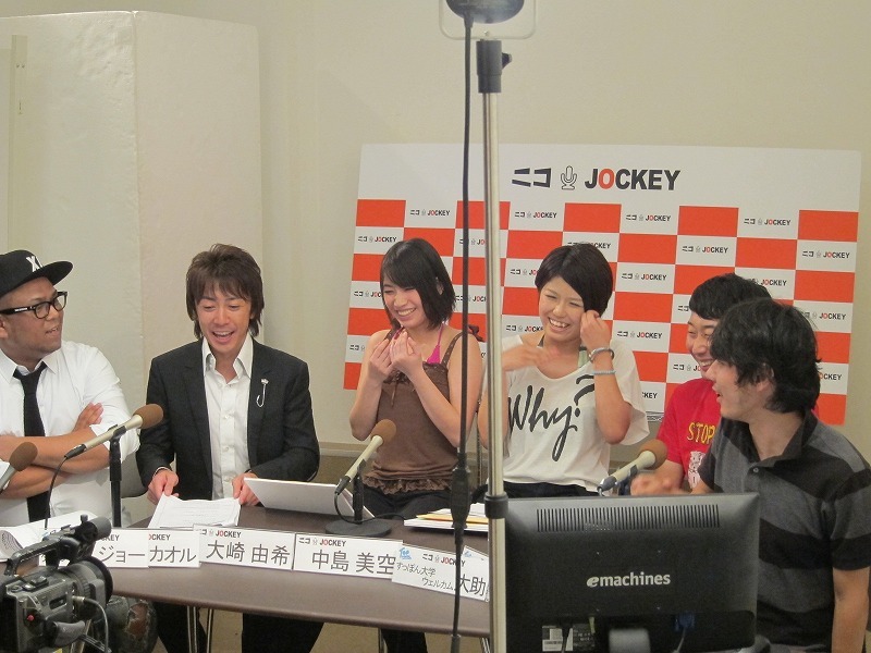 グラビアアイドルとのトークに夢中な4人に対して、ユーザーからは「コメチェック忘れてる」とダメ出しも。