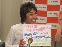 最後にカオルは開き直り、普段見せない全開の笑顔でグラビアアイドルの告知フリップを持った。