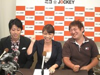 「VS 三拍子」に出演する三拍子と小林アナ。前回はぽ～くちょっぷと対戦。冒頭から「2回目があってよかった」と胸をなでおろしていた。