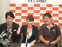 「VS 三拍子」に出演する三拍子と小林アナ。前回はぽ～くちょっぷと対戦。冒頭から「2回目があってよかった」と胸をなでおろしていた。