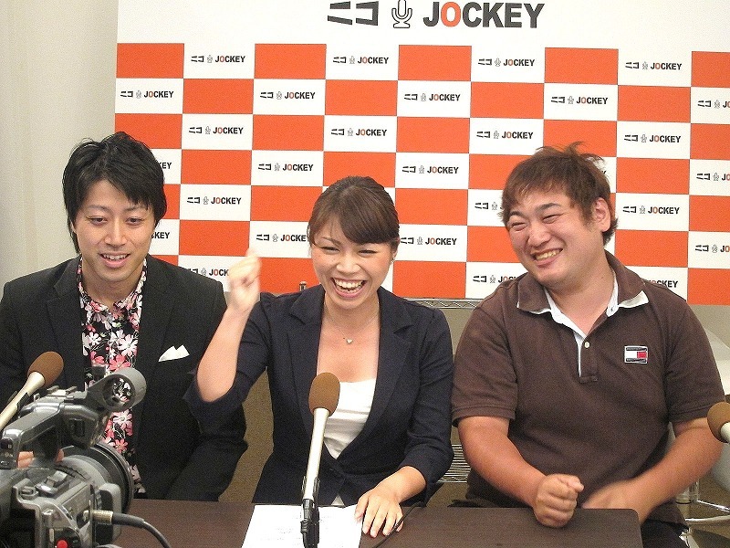 「VS 三拍子」に出演する三拍子と小林アナ。前回はぽ～くちょっぷと対戦。冒頭から「2回目があってよかった」と胸をなでおろしていた。