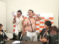 対戦相手はロックンロールコメディーショー。三拍子は彼らの芸風に対し、「これがダンディ坂野が作ったサンミュージックの主流です」と力説。