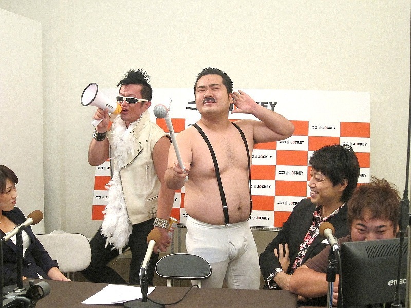 対戦相手はロックンロールコメディーショー。三拍子は彼らの芸風に対し、「これがダンディ坂野が作ったサンミュージックの主流です」と力説。