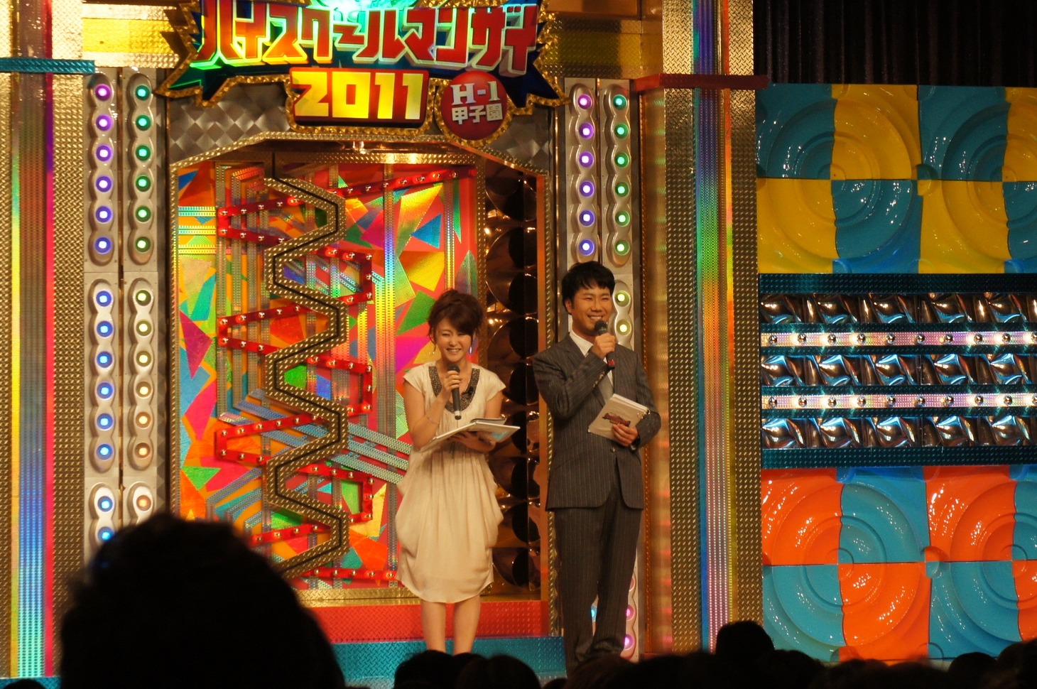 MCを務めた佐藤麻衣、藤井隆（左から）。