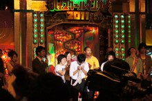 ドラッパの優勝が発表された瞬間。ボケの旦君は「オール巨人・阪神さんと板尾さんのファン」、ツッコミの伊藤君も「笑い飯さんと藤井隆さんのファン」と、現場にいる芸人の名前を次々と挙げて会見でも笑いをさらっていた。