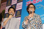中田（左）は「藤森慎吾とあやまんJAPAN」の楽曲「夏あげモーション」について「この曲のジャンルは“ノイズミュージック”？」ととぼけた。