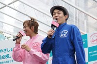 自動車整備士の衣装に身を包んだ楽しんごとペナルティ・ヒデ（左から）。