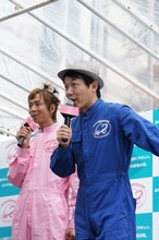 「髪型のモチーフは篠原ともえさん」と明かす楽しんご（左）。