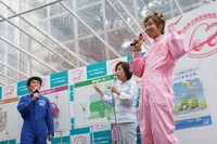 女性自動車生活ライターの飯田裕子（中央）が、自動車点検整備のポイントをレクチャー。