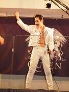 フレディ・マーキュリー瓜二つの姿で熱いパフォーマンスを繰り広げたROY。