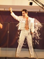 フレディ・マーキュリー瓜二つの姿で熱いパフォーマンスを繰り広げたROY。