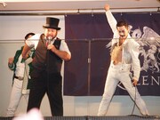 髭男爵とROY。右手を振り上げるなどフレディらしいポーズを会場に詰めかけたファンとともに特訓した。