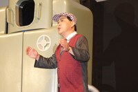 「キャプテン・アメリカ / ザ・ファースト・アベンジャー」の「スーパーソルジャー計画」の被験者として壇上に登場したダチョウ倶楽部・上島。