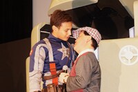 ひょんなことから言い争いになったものの、最終的にキスで和解したユージと上島（左から）。