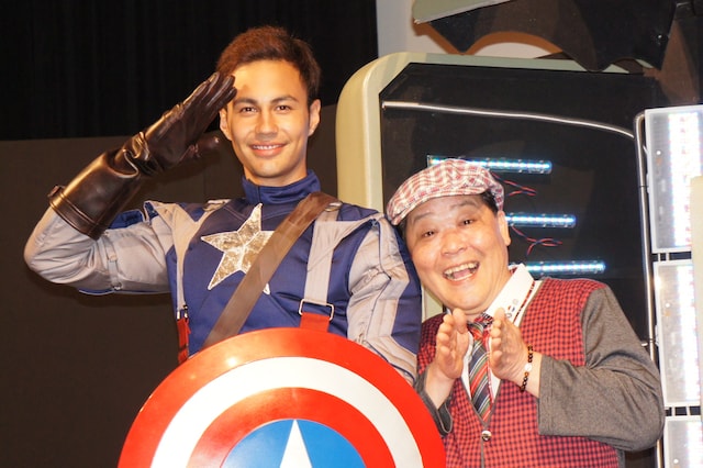 映画「キャプテン・アメリカ / ザ・ファースト・アベンジャー」の公開記念イベントに登場した「和製キャプテン・アメリカ」“変身後”のユージ（左）と、“変身前”のダチョウ倶楽部・上島（右）。