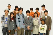 写真は10月スタートのホームドラマ「11人もいる！」出演者陣。前列左端は脚本の宮藤官九郎。(c)テレビ朝日