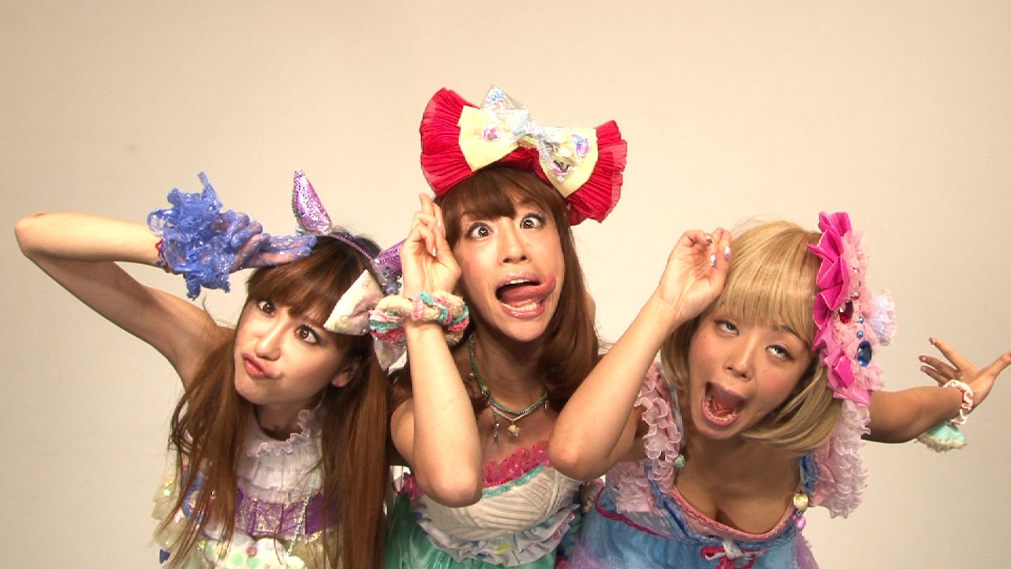 テレビCM初出演を果たしたあやまんJAPAN。洋楽コンピレーションCD2作をハイテンションで紹介している。