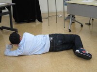 ある行為を再現する谷田部。