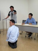 あるエピソードの一場面を再現する谷田部。
